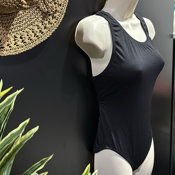 TYR Durafast max fit,medium neck line, keyhole back,UPF 50 performance swimsuit - Picture 4 of 9